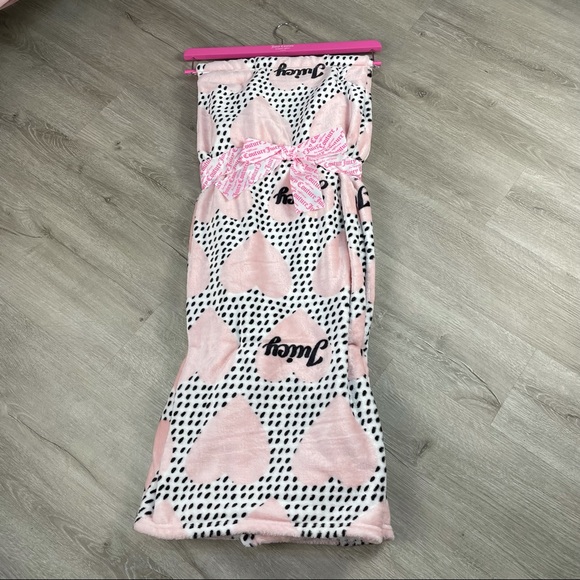 Juicy Couture  Hearts Plush Throw - Picture 4 of 6